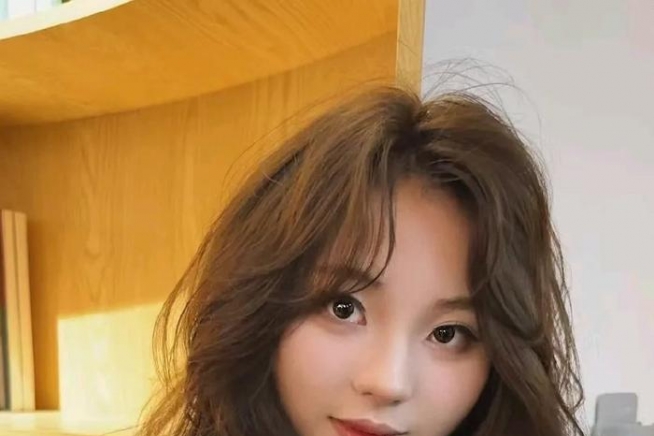 别再乱烫！这几款卷发，让你自带高光滤镜