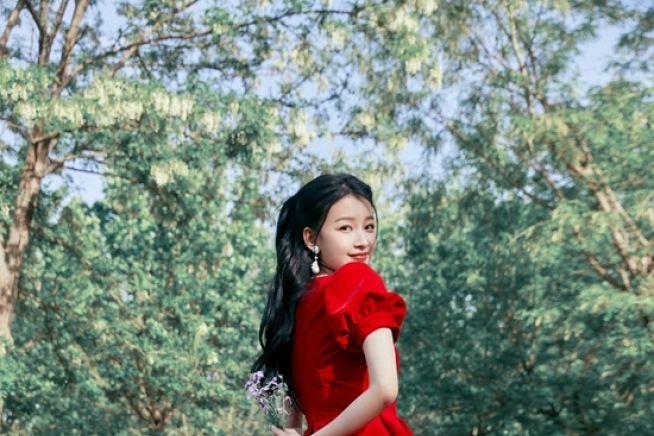 孙怡穿红色玫瑰公主裙可爱减龄 花园中随风起舞甜美度满分