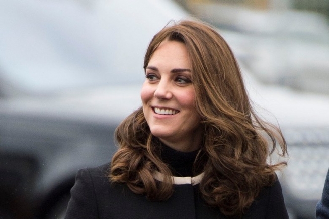 凯特•米德尔顿（Kate Middleton）的“孕妇装”新品：纸夹大衣