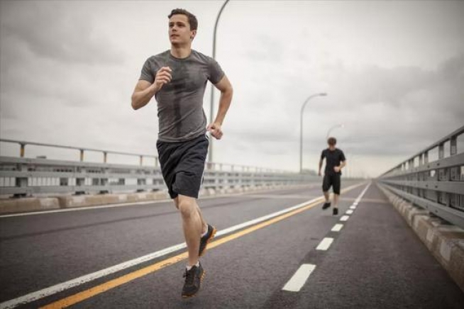 男人跑步的时候特别帅 但跑步真的伤膝盖么？