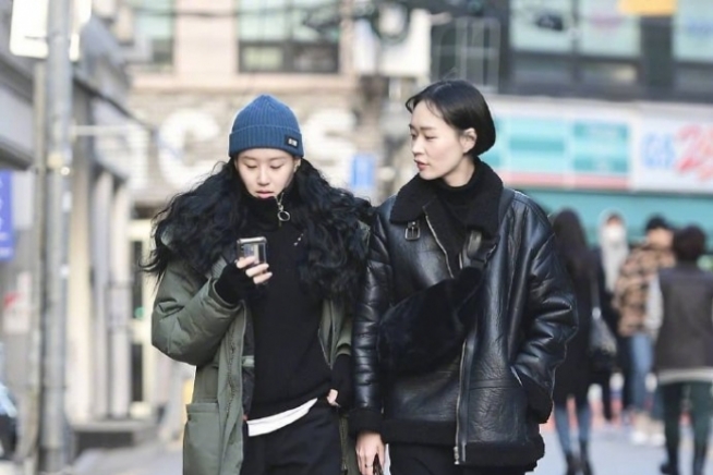 韩国姑娘街拍有多美？直击首尔街头拍摄现场，感受惊艳的视觉效果